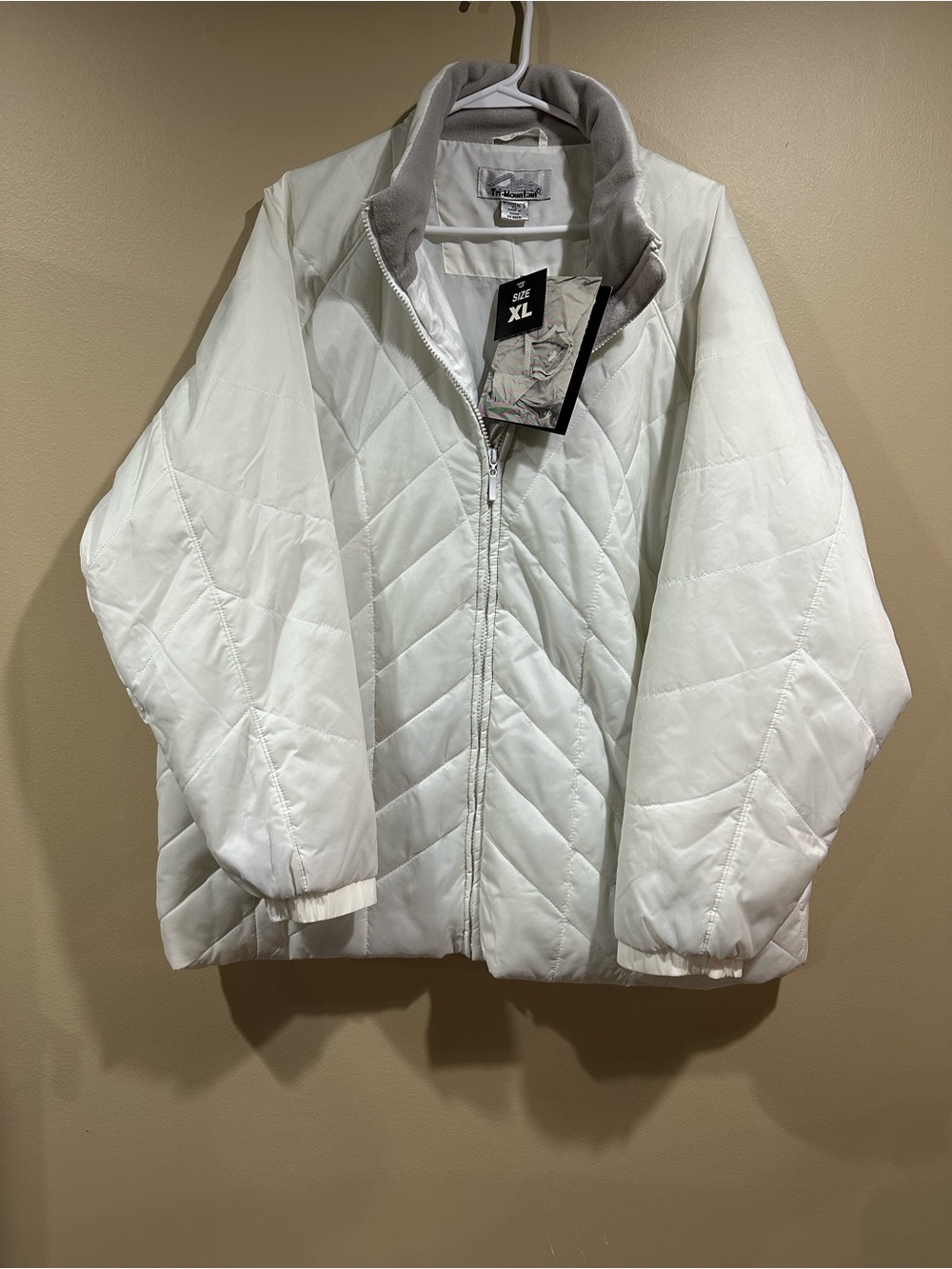 Lightweight White Quilted Puffer Jacket with Contrast Collar - XL